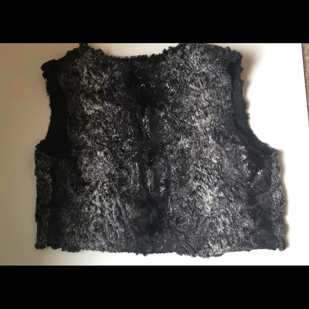 Faux black and gray fur vest with added sparkle😍 - Picture 5 of 8